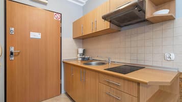 Kylskåp, spishäll, kaffe- och tebryggare och brödrost