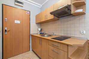 Fridge, stovetop, coffee/tea maker, toaster