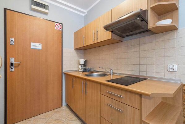 Een koelkast, een kookplaat, een koffiezetapparaat/waterkoker