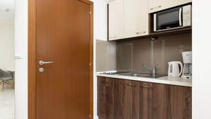 Eine Küche mit Mikrowelle, Kaffeemaschine und einem Holzkasten.