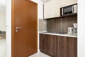 Kühlschrank, Mikrowelle, Herdplatte, Wasserkocher mit Kaffee-/Teezubehör