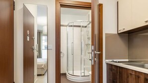 Ein Badezimmer mit Dusche, Toilette und Waschbecken.