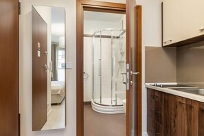 Dusche, Haartrockner, Handtücher, Shampoo