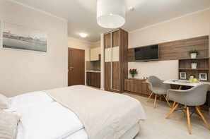 Iron/ironing board, travel cot, WiFi, bed sheets
