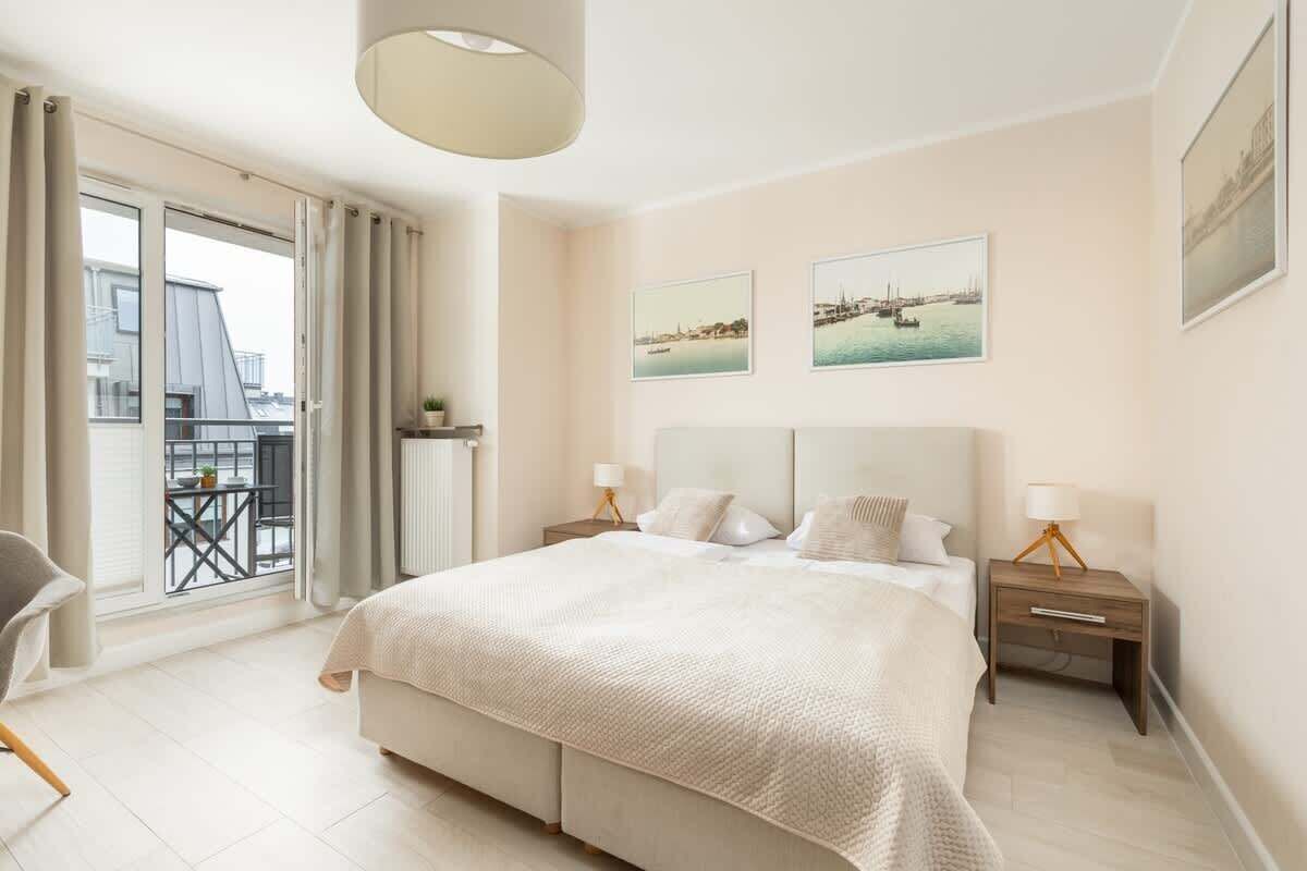 Een strijkplank/strijkijzer, reisbedje, wifi, beddengoed