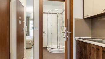 Douche, sèche-cheveux, serviettes fournies