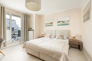 Tabla de planchar con plancha, cuna de viaje, wifi y ropa de cama 