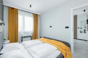 1 camera, una scrivania, ferro/asse da stiro, culla da viaggio