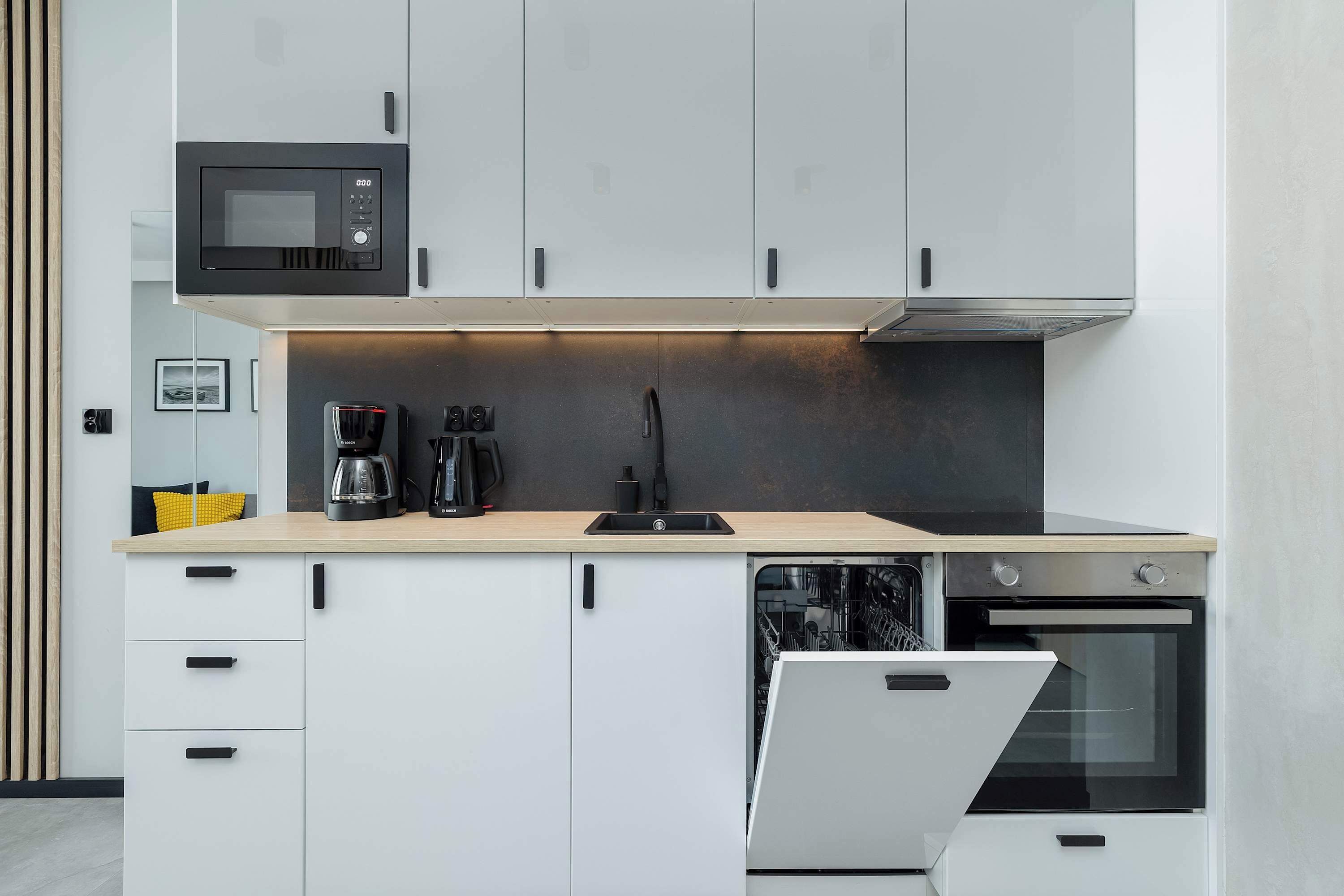 Kühlschrank, Mikrowelle, Ofen, Herdplatte
