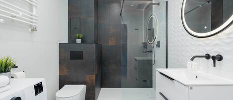 Dusche, Haartrockner, Handtücher, Shampoo