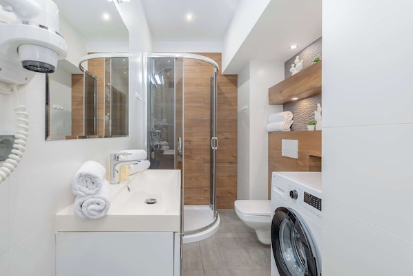 Shower, hair dryer, towels, shampoo