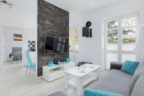 2 bedrooms, desk, iron/ironing board, WiFi