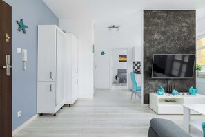 2 bedrooms, desk, iron/ironing board, WiFi