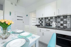 Fridge, microwave, oven, stovetop - Modern Apartment for 6 Persons | Parking, Balcony (Świnoujście)