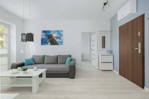 Una televisión, una oficina