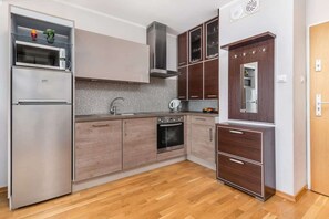 Een koelkast, een magnetron, een oven, een kookplaat
