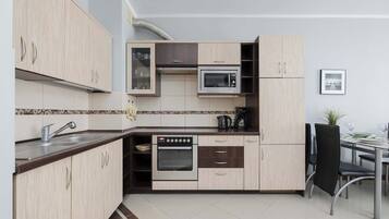 Kühlschrank, Mikrowelle, Ofen, Herdplatte