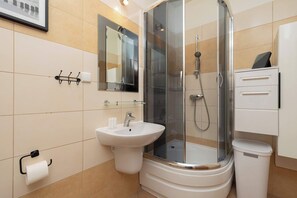 Shower, hair dryer, towels, shampoo