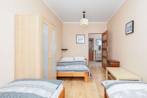 1 habitación, tabla de planchar con plancha, cuna de viaje y wifi