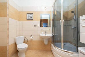 Dusche, Haartrockner, Handtücher, Shampoo
