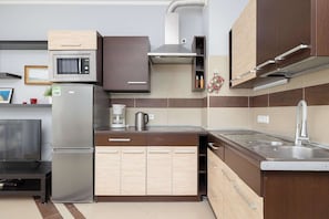 Fridge, microwave, stovetop, coffee/tea maker