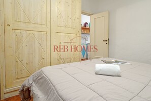 2 bedrooms, bed sheets