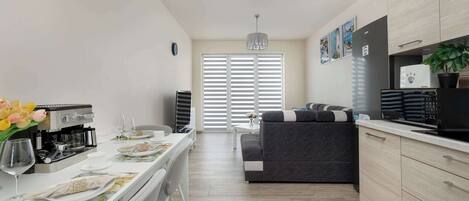 Frigorífico, microondas, placa de cocina y lavavajillas