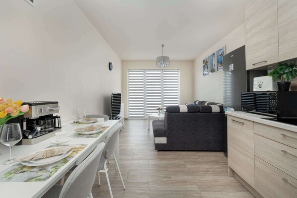 Fridge, microwave, stovetop, dishwasher