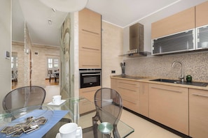 Wasserkocher mit Kaffee-/Teezubehör, Kühlschrank, Mikrowelle, Ofen