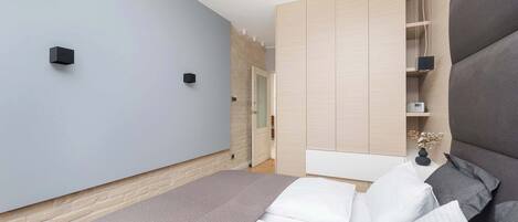 1 habitación, tabla de planchar con plancha, cuna de viaje y wifi