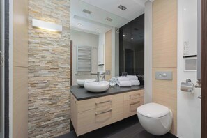 Douche, séchoir à cheveux, serviettes fournies, shampooing