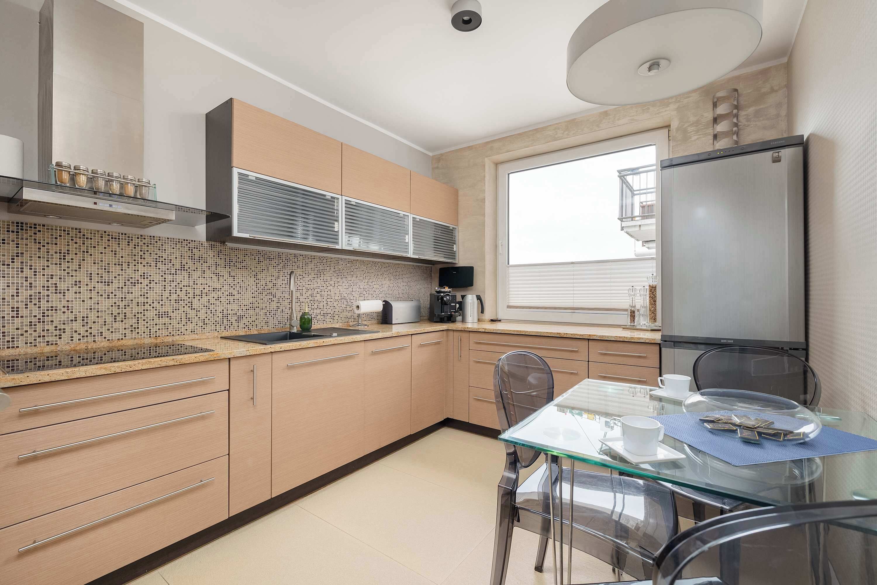 Wasserkocher mit Kaffee-/Teezubehör, Kühlschrank, Mikrowelle, Ofen