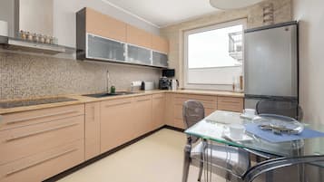 Wasserkocher mit Kaffee-/Teezubehör, Kühlschrank, Mikrowelle, Ofen