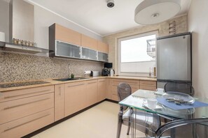 Coffee/tea maker, fridge, microwave, oven