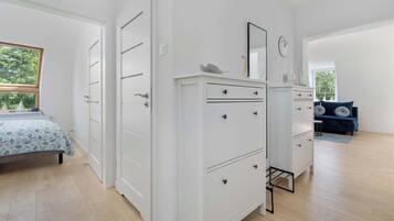 1 chambre, bureau, fer et planche Ă repasser, lit parapluie