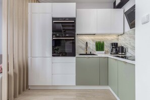 Réfrigérateur, micro-ondes, four, plaque de cuisson