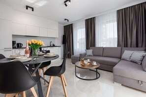 TV, offices - Sun Towers 125 | Prestige Apartment | Parking (Świnoujście)