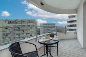 Outdoor dining - Spacious Apartment | 2 Bedrooms, Parking, Balcony (Świnoujście)