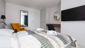 4 slaapkamers, een bureau, een strijkplank/strijkijzer, wifi