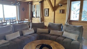 Télévision, cheminée, lecteur de DVD, chaîne hi-fi