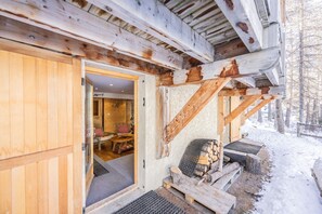 Terrace/patio - Chalet 'Le Hors Piste' with Mountain View, Private Garden and Wi-Fi (Vars)