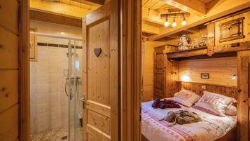 6 slaapkamers, een strijkplank/strijkijzer, wifi, beddengoed