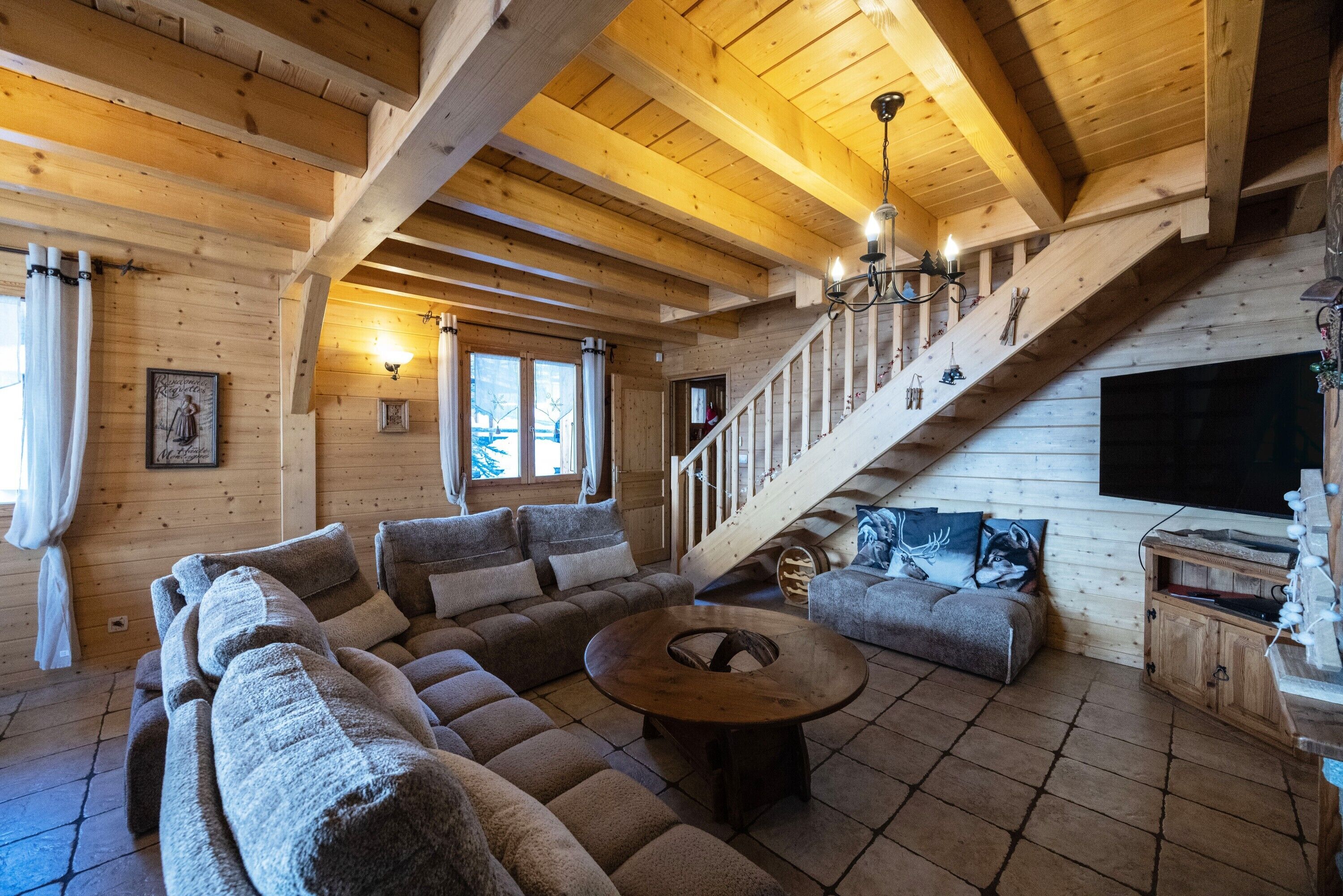 TV, peis, DVD-spiller og stereoanlegg