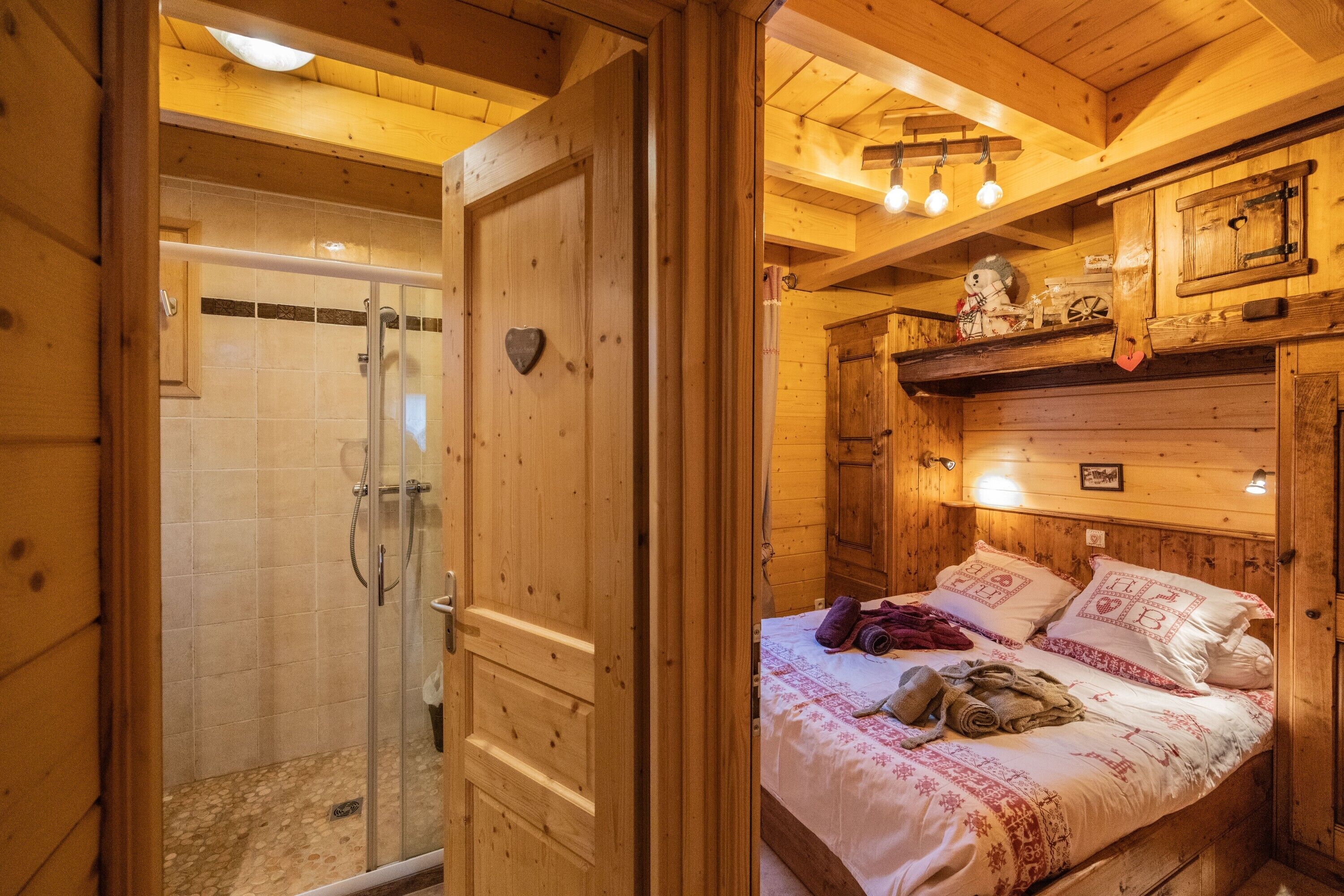 6 bedrooms, iron/ironing board, WiFi, bed sheets