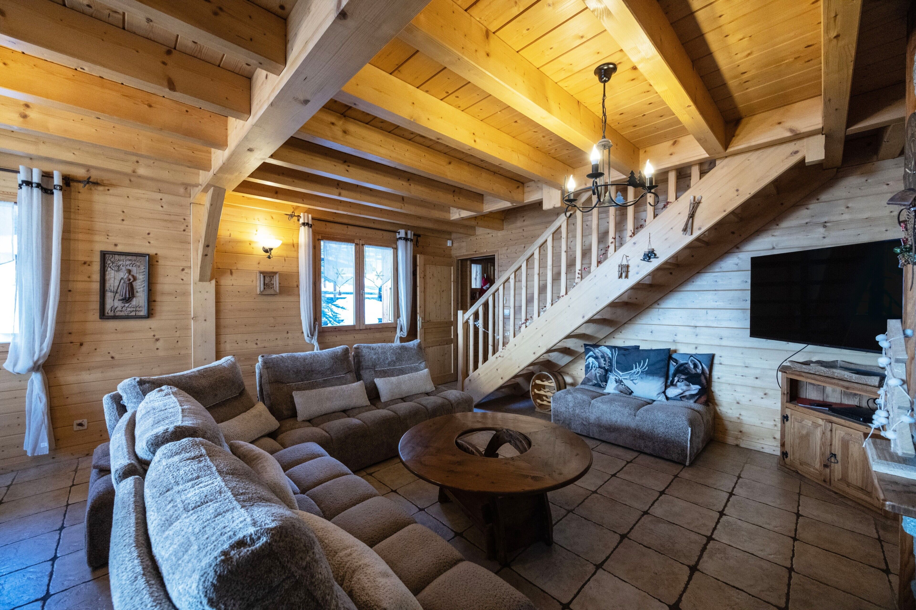 Télévision, cheminée, lecteur de DVD, chaîne hi-fi