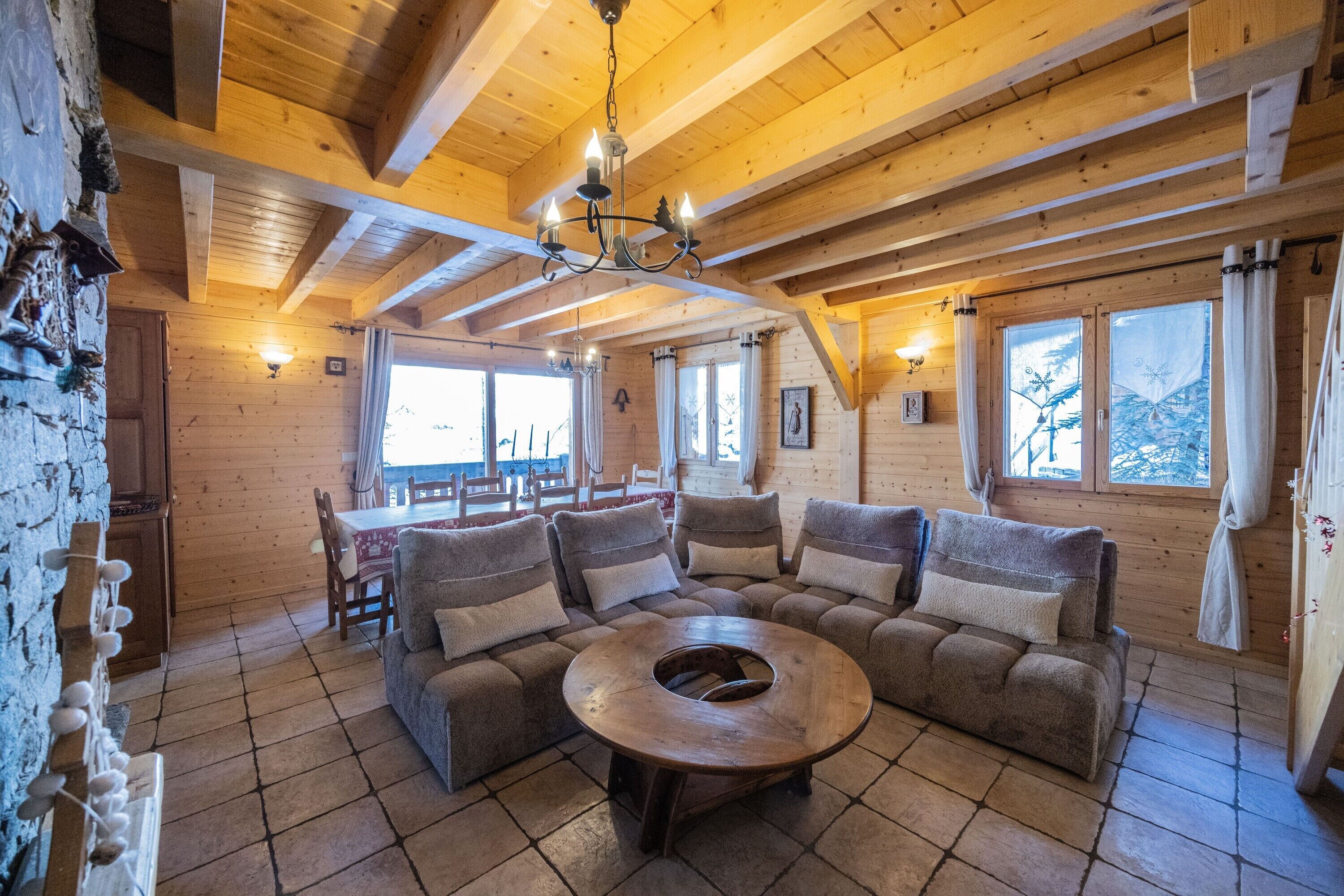 TV, peis, DVD-spiller og stereoanlegg