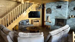 Télévision, cheminée, lecteur de DVD, chaîne hi-fi