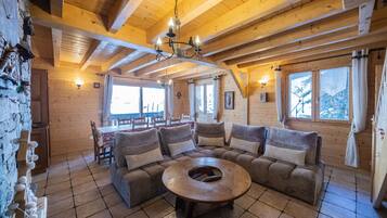 Televisie, een open haard, een dvd-speler en een stereo