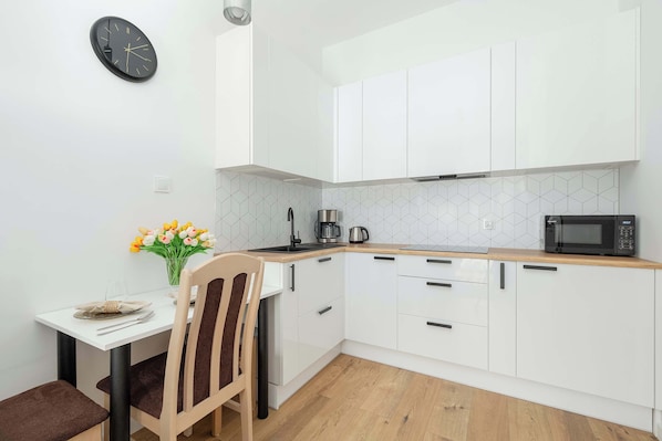 Fridge, microwave, stovetop, coffee/tea maker