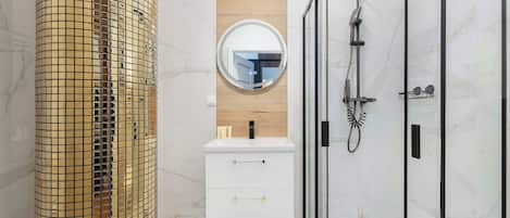 Douche, sĂšche-cheveux, serviettes fournies, shampoing